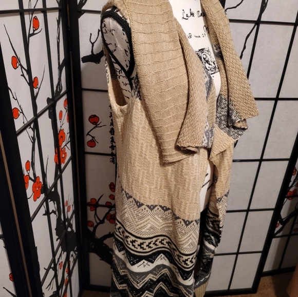 G.H. Bass & Co Ladies Acrylic Earthy Colors Aztec Art Vest Sleeveless/Size Small - Picture 8 of 8